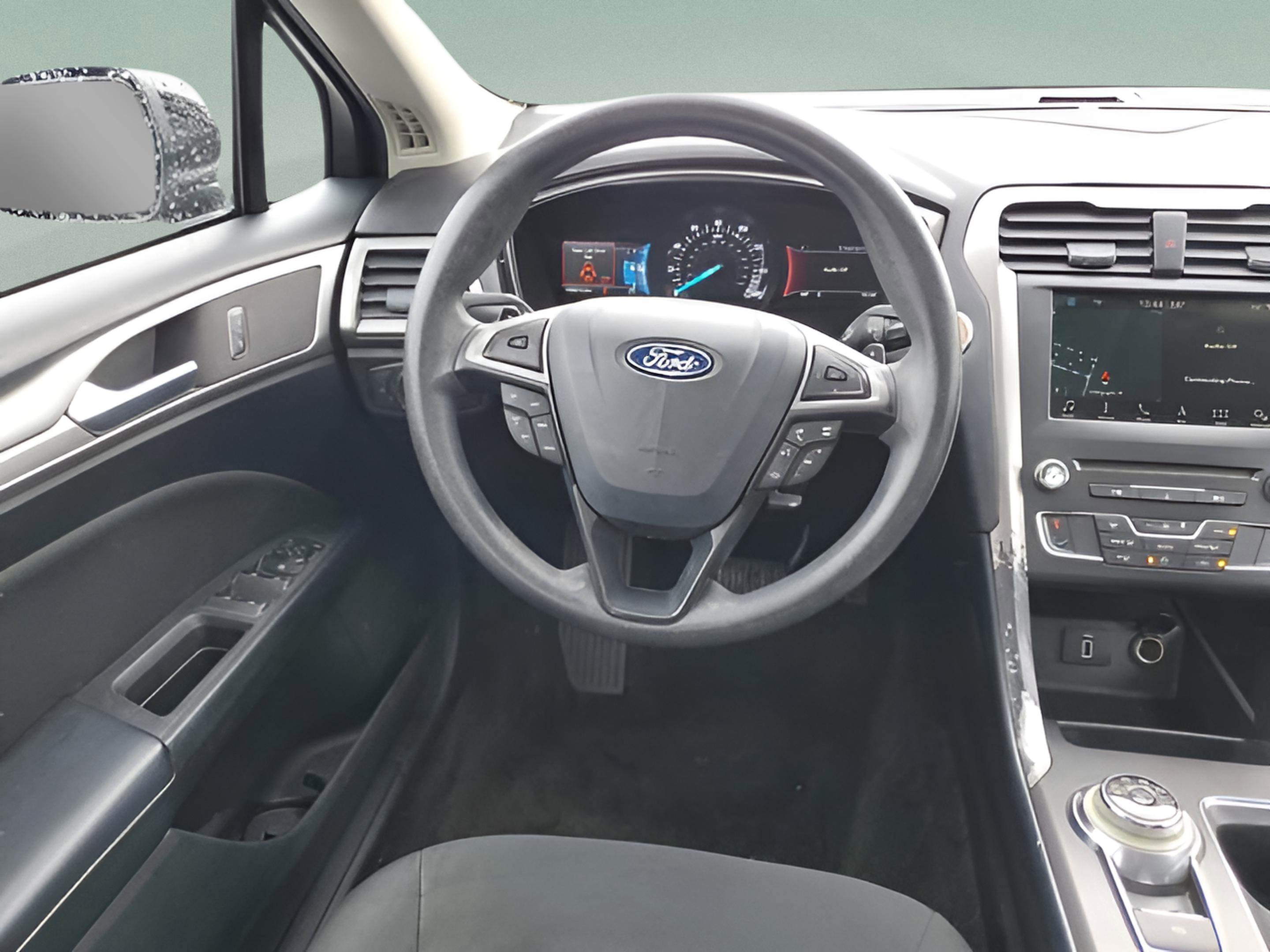 Certified 2018 Ford Fusion SE w/ Fusion SE Technology Package FWD image 8