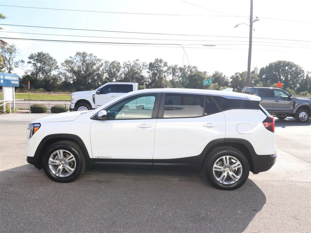 Used 2024 GMC Terrain SLE image 2