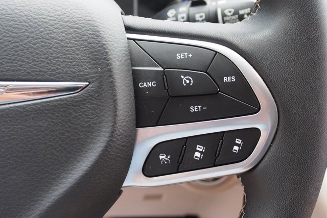 Used 2024 Chrysler Pacifica Touring-L FWD image 27