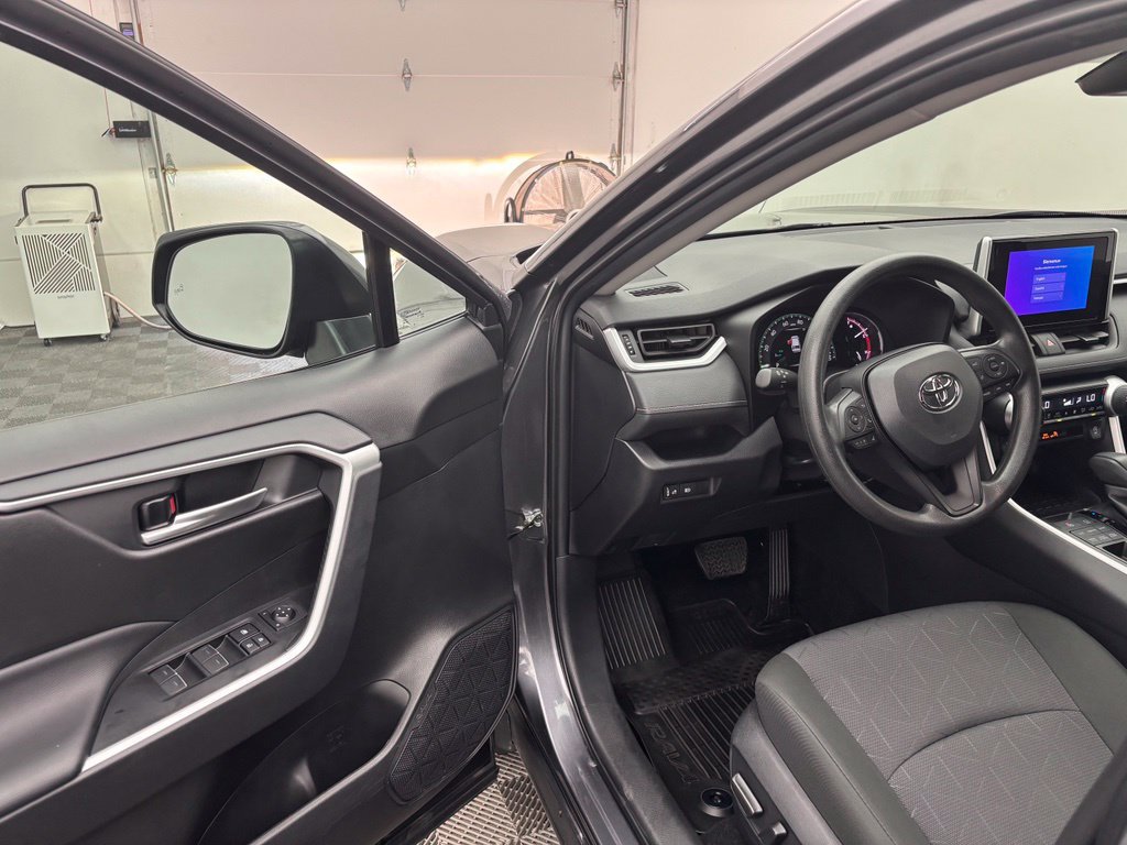 Used 2025 Toyota RAV4 XLE AWD/4WD image 17