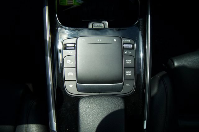 Used 2021 Mercedes-Benz GLB 250 4MATIC w/ Premium Package image 25