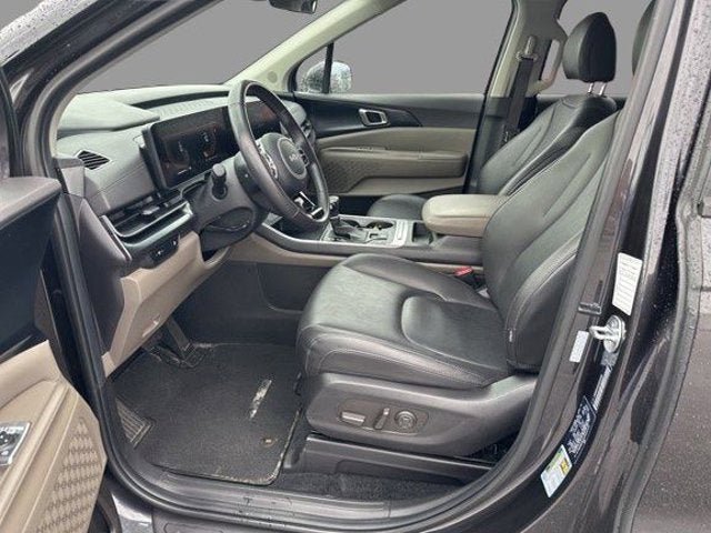 Used 2025 Kia Carnival FWD image 2