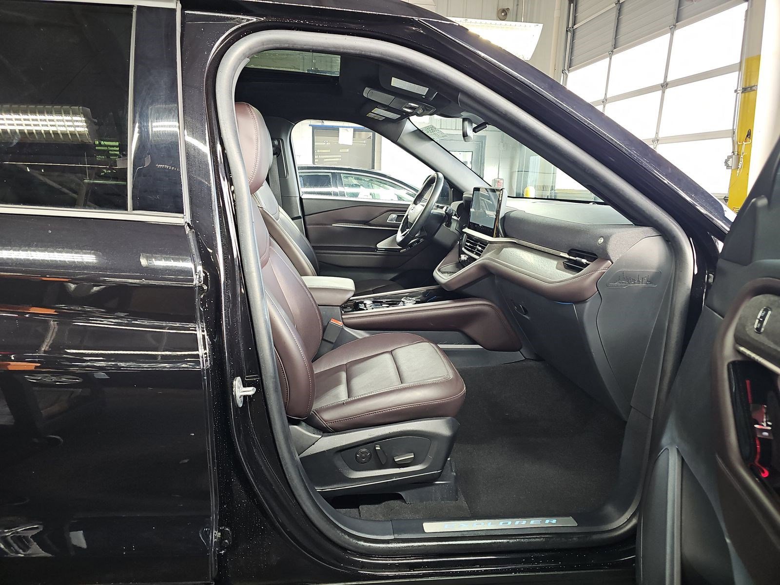 Certified 2025 Ford Explorer Platinum image 14