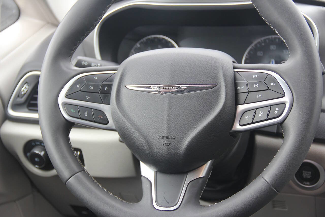 Used 2024 Chrysler Pacifica Touring-L FWD image 20