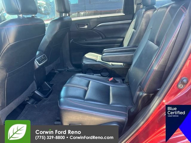 Used 2019 Toyota Highlander SE w/ Nightshade Edition FWD image 11