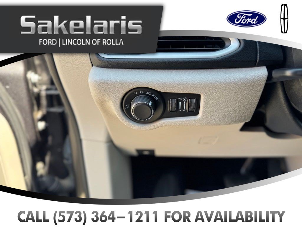 Used 2023 Chrysler Voyager LX FWD image 14