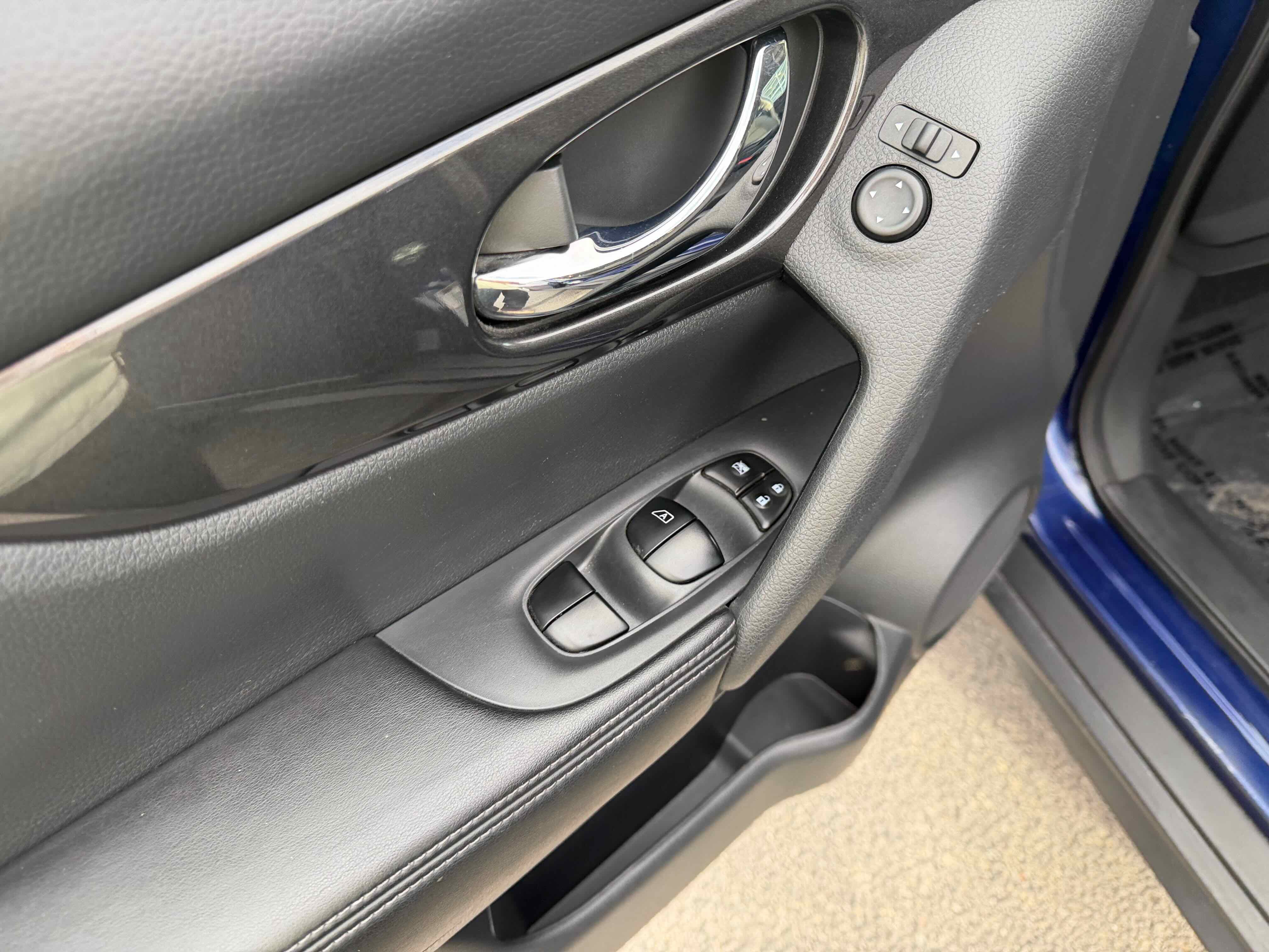 Used 2017 Nissan Rogue SV image 17