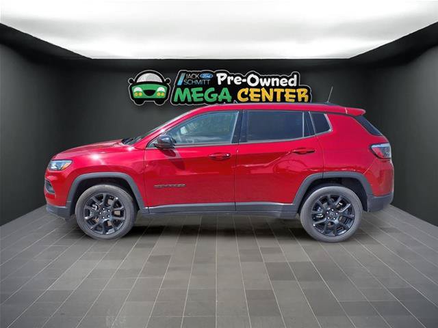 Used 2025 Jeep Compass Latitude w/ Altitude Special Edition AWD/4WD image 3
