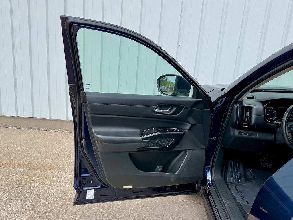 Used 2022 Nissan Pathfinder SV AWD/4WD image 15