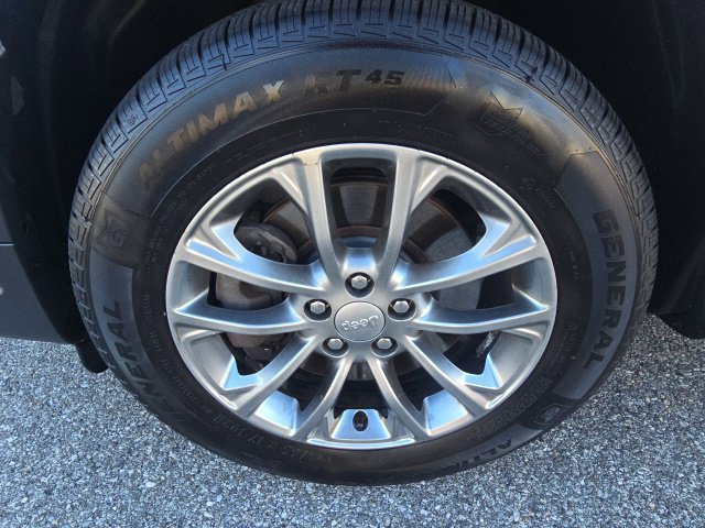 Used 2019 Jeep Cherokee Latitude Plus w/ Comfort/Convenience Group AWD/4WD image 17