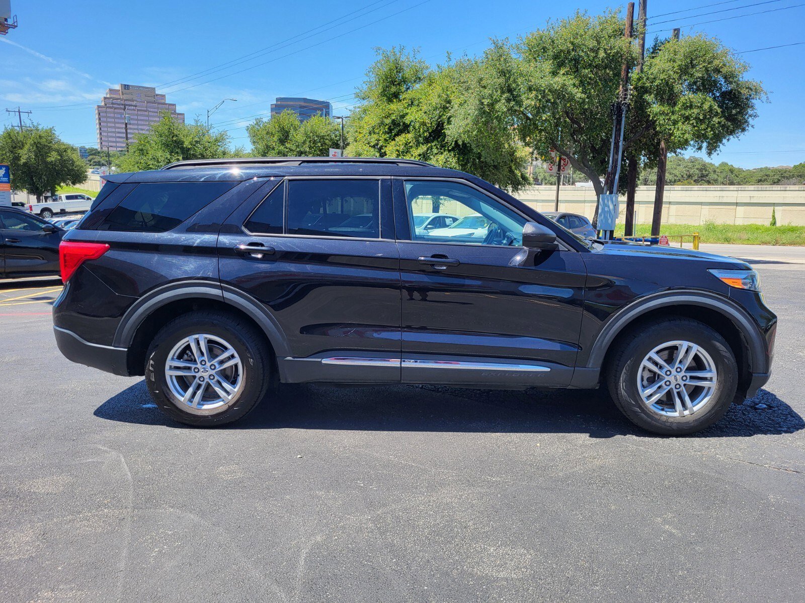 Certified 2022 Ford Explorer XLT w/ Equipment Group 202A AWD/4WD image 2