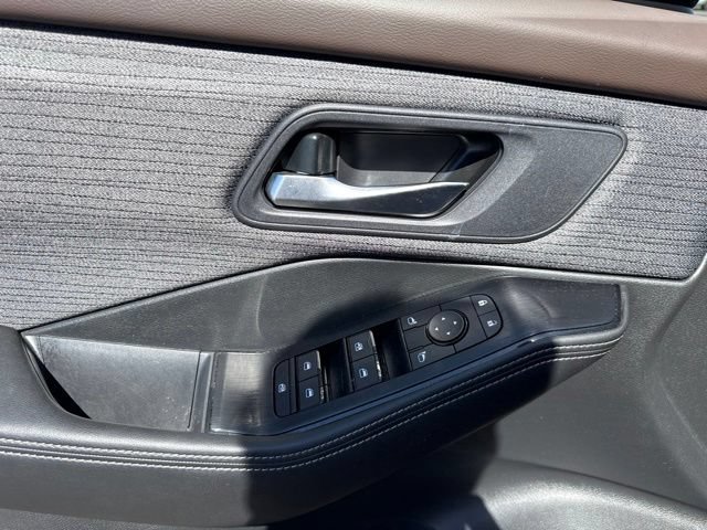 Used 2023 Nissan Rogue SV AWD/4WD image 15
