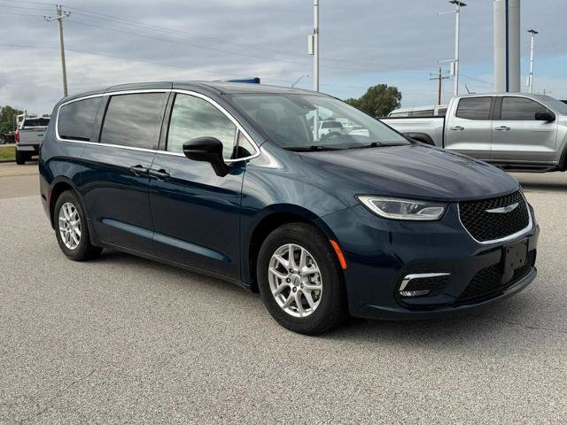 Used 2024 Chrysler Pacifica Touring-L FWD image 8