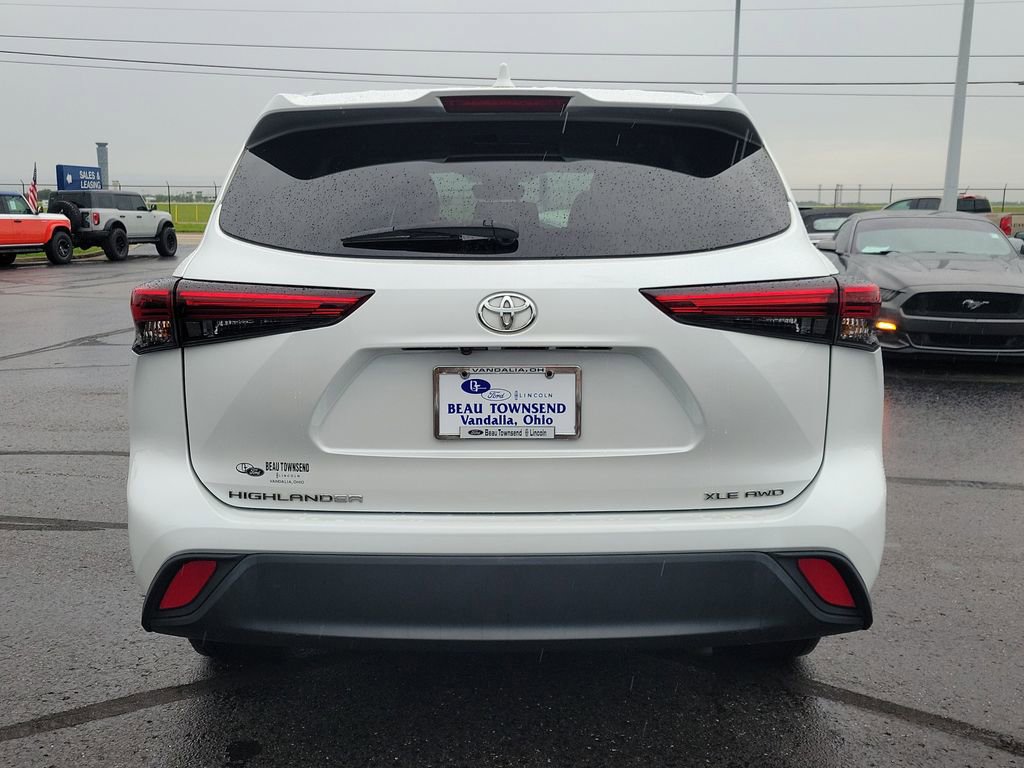 Used 2022 Toyota Highlander XLE AWD/4WD image 6