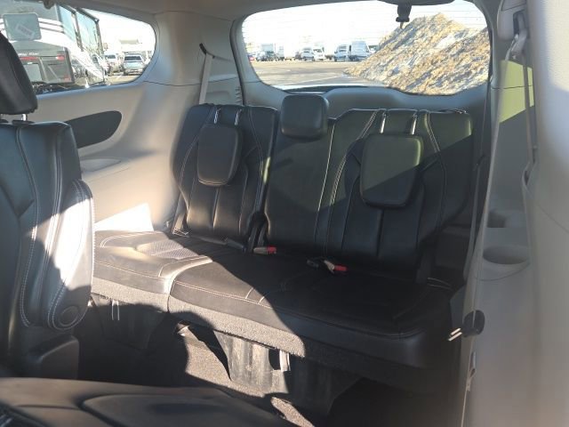 Used 2023 Chrysler Pacifica Touring-L image 16