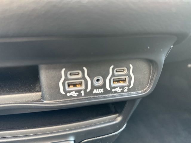 Used 2025 Chrysler Pacifica Select image 19