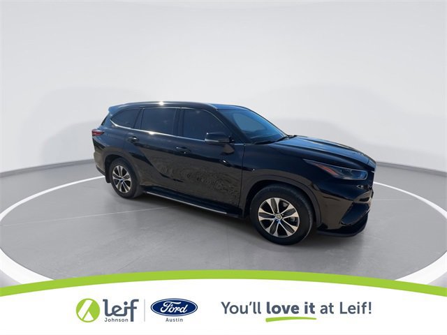Used 2022 Toyota Highlander XLE image 3