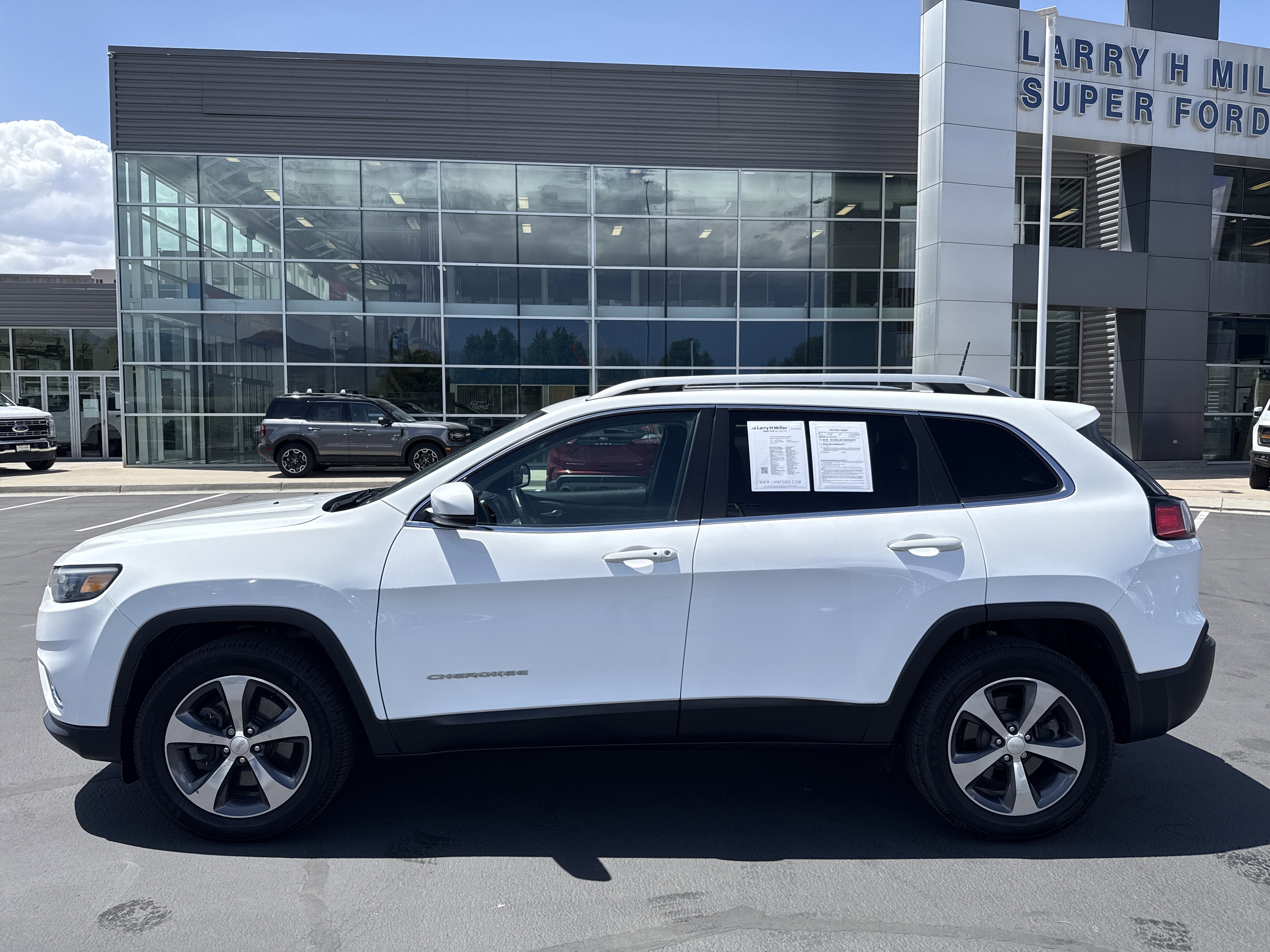 Used 2019 Jeep Cherokee Limited AWD/4WD image 2