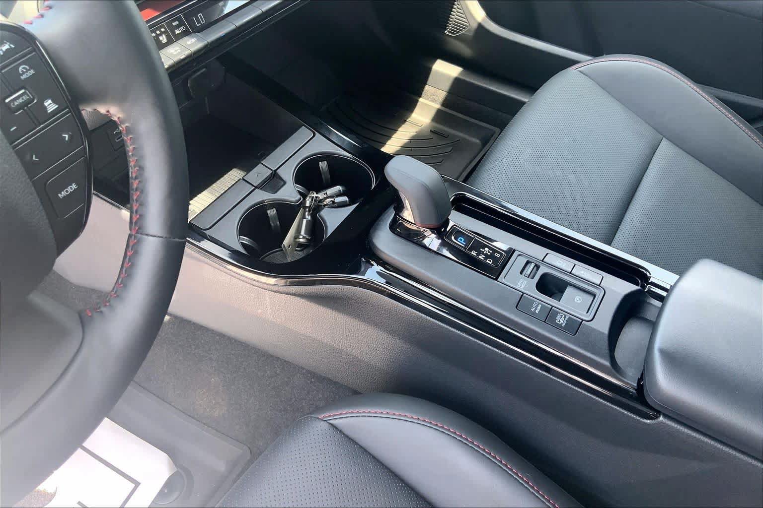 Used 2024 Toyota Prius Prime Premium FWD image 17