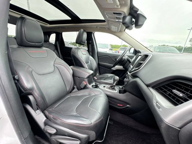 Used 2017 Jeep Cherokee Trailhawk AWD/4WD image 26