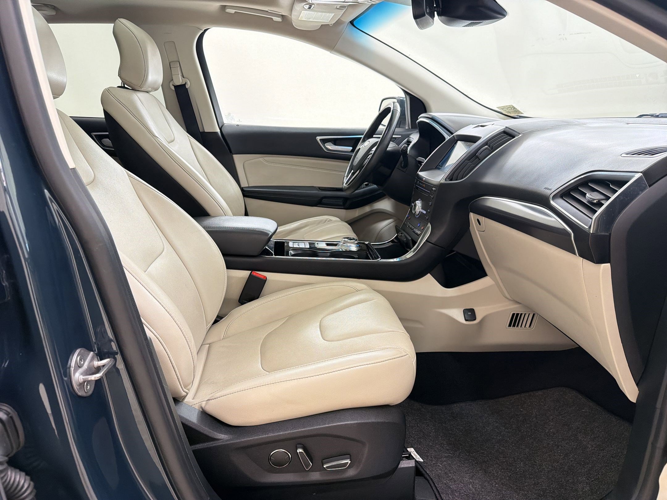 Certified 2019 Ford Edge Titanium w/ Equipment Group 301A FWD image 31