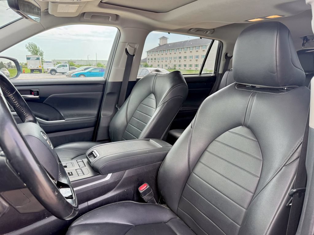Used 2021 Toyota Highlander XLE AWD/4WD image 11