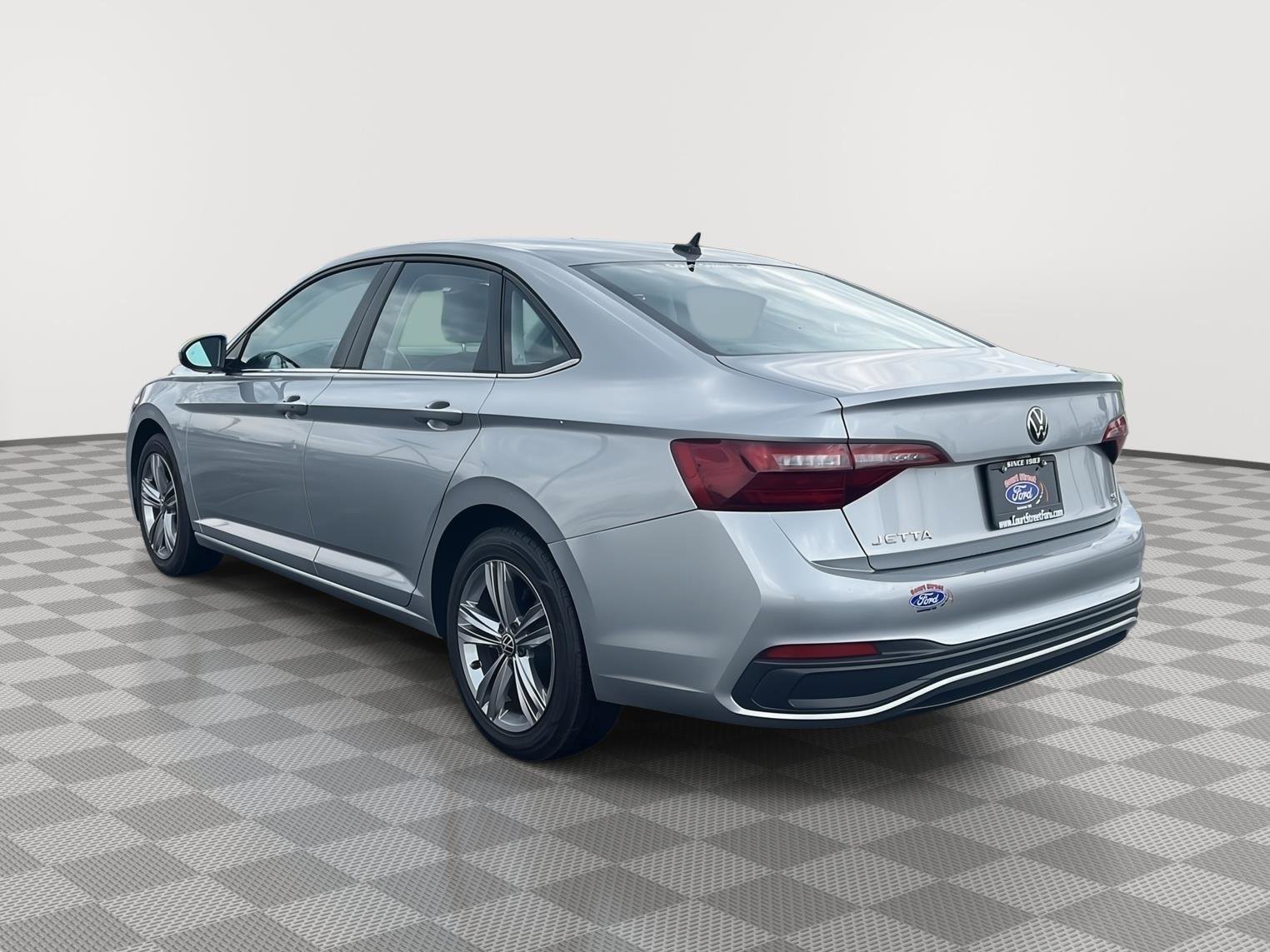 Used 2024 Volkswagen Jetta SE image 3