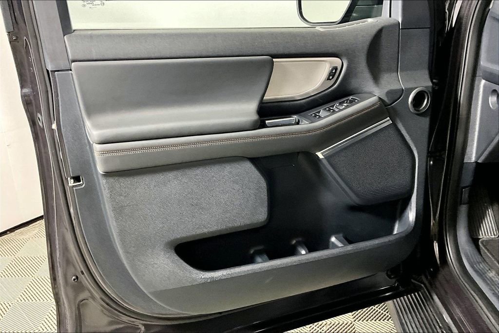 Certified 2025 Ford Expedition Active AWD/4WD image 18