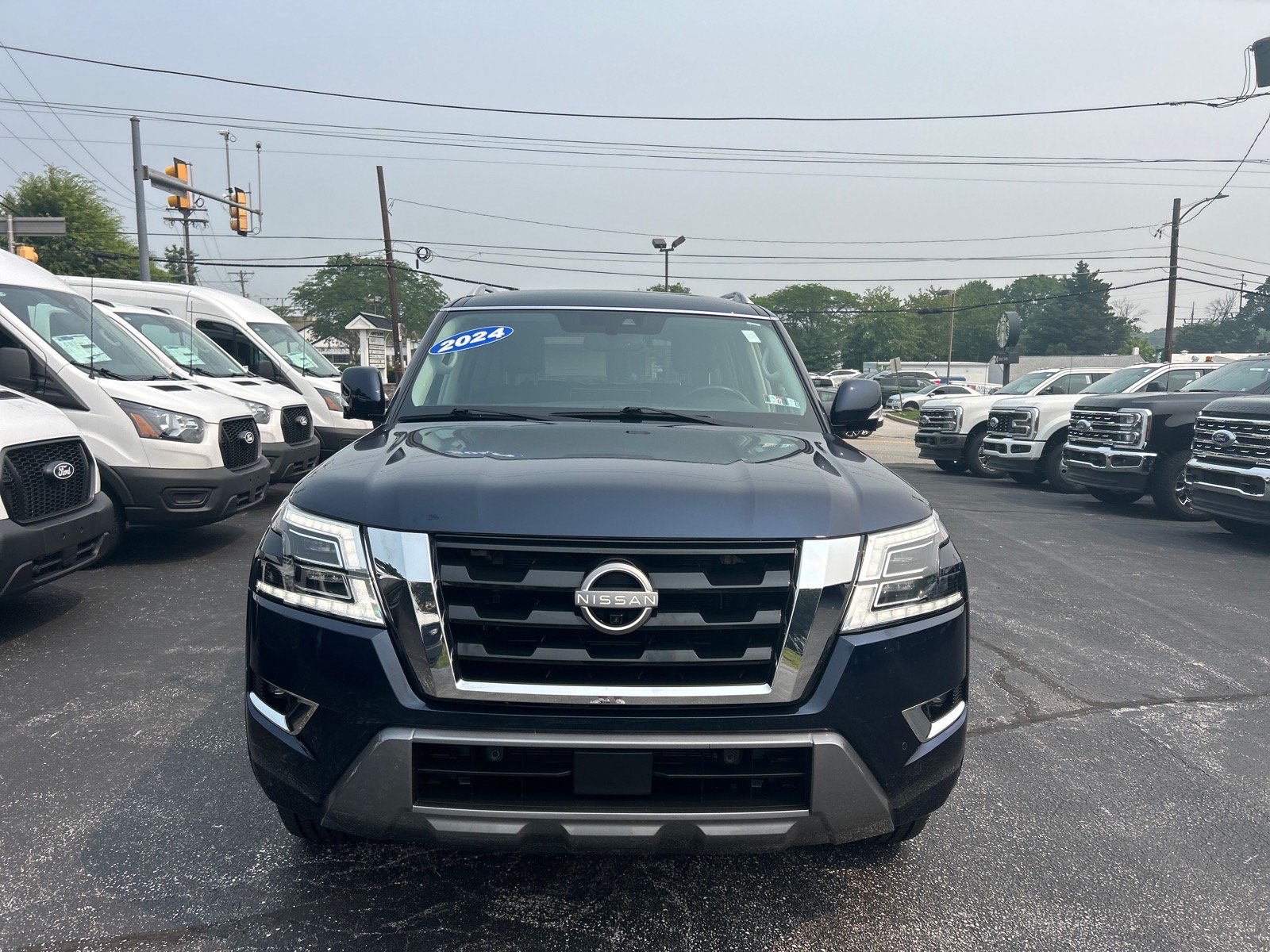 Used 2024 Nissan Armada SL w/ Captain's Chairs Package AWD/4WD image 2