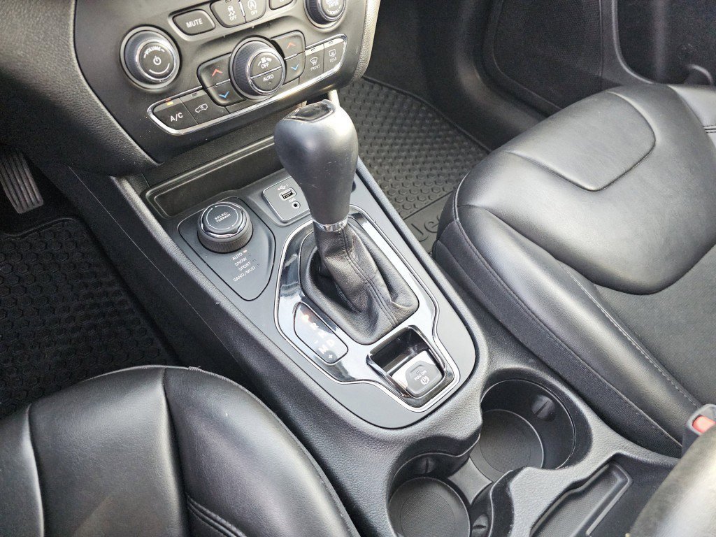 Used 2020 Jeep Cherokee Latitude Plus image 31