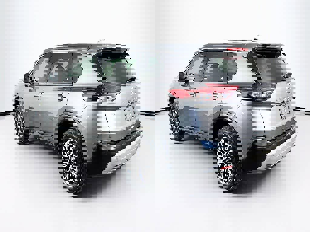 Used 2021 Nissan Rogue SV image 4