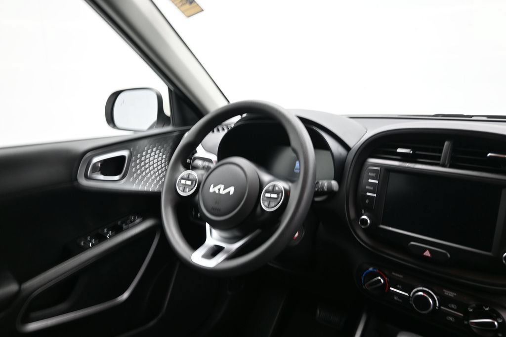 Used 2025 Kia Soul LX w/ LX Technology Package FWD image 17