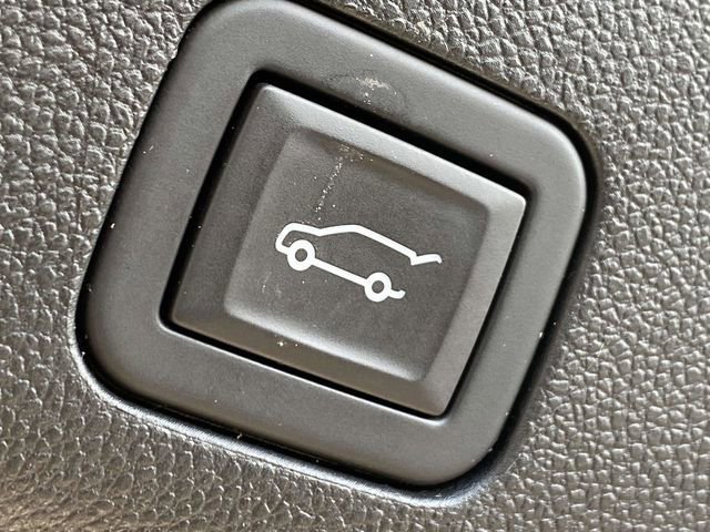 Used 2024 GMC Yukon XL SLT w/ SLT Luxury Package image 15