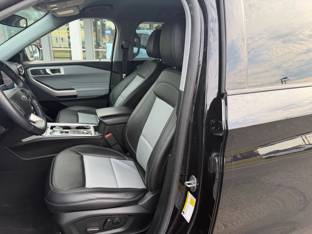 Certified 2023 Ford Explorer XLT w/ Equipment Group 202A AWD/4WD image 9