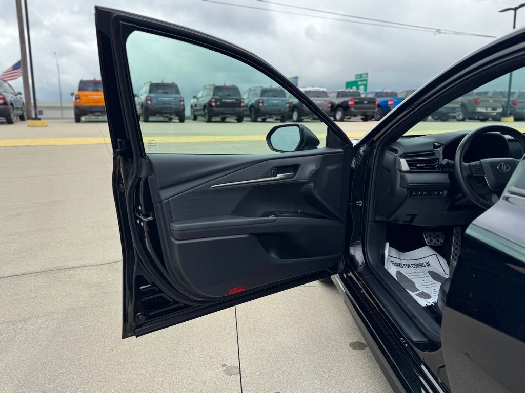Used 2025 Toyota Camry SE FWD image 10