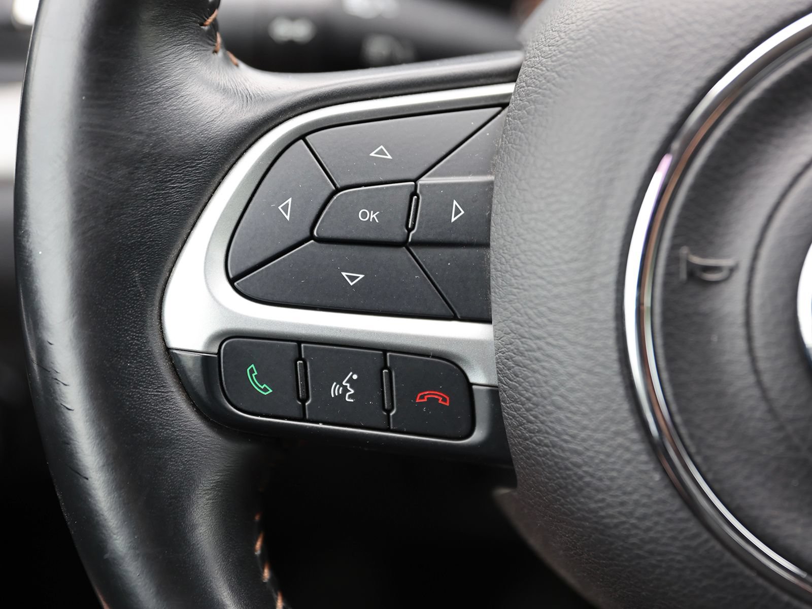 Used 2018 Jeep Compass Latitude AWD/4WD image 38