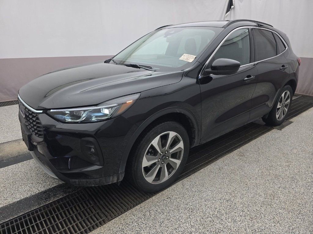 Certified 2025 Ford Escape Platinum image 1