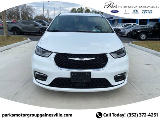 Used 2024 Chrysler Pacifica Touring-L image 9