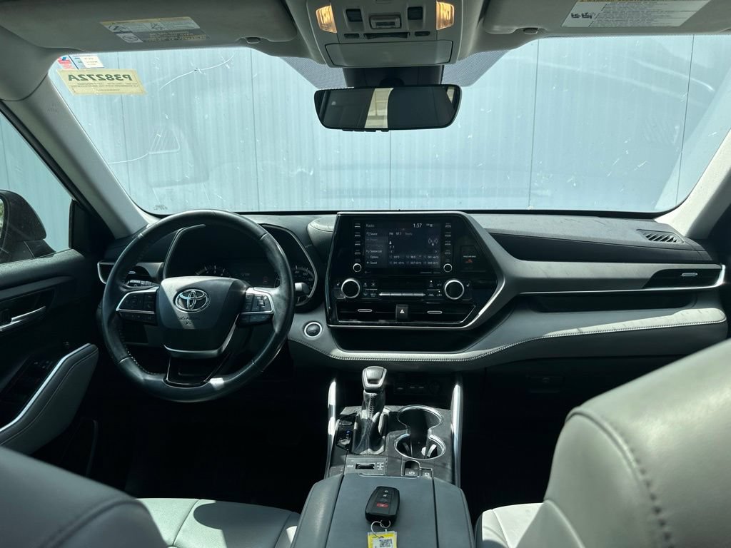Used 2021 Toyota Highlander XLE AWD/4WD image 34