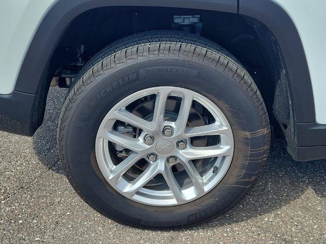 Used 2025 Jeep Grand Cherokee Laredo RWD image 5