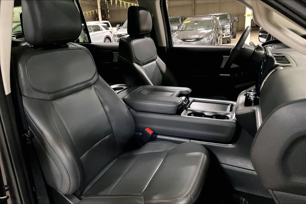 Certified 2025 Ford Expedition Active AWD/4WD image 7