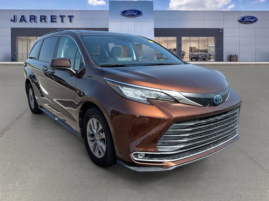 Used 2022 Toyota Sienna XLE w/ XLE Plus Package FWD image 1