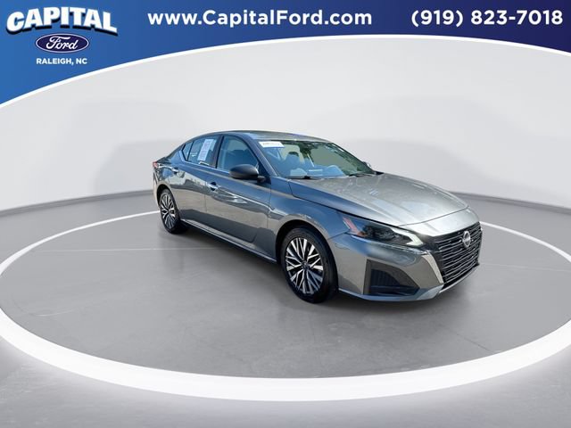 Used 2025 Nissan Altima 2.5 SV FWD image 2