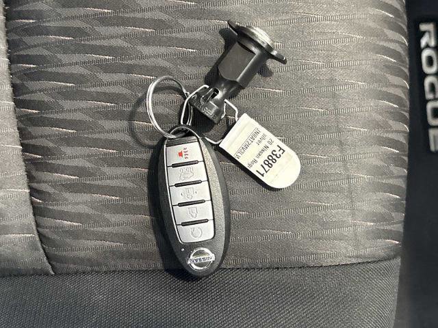 Used 2020 Nissan Rogue SV image 32