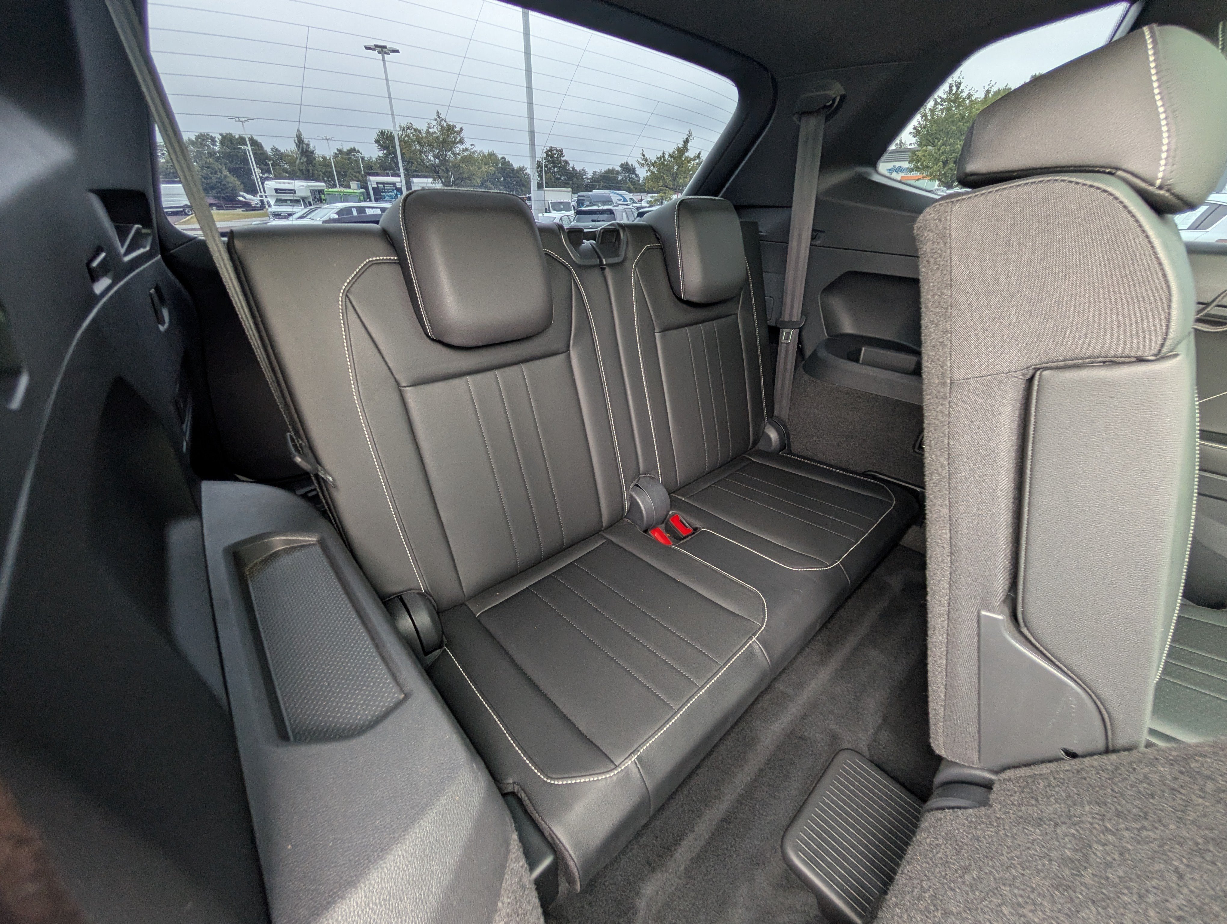 Used 2023 Volkswagen Tiguan SE R-Line FWD image 12