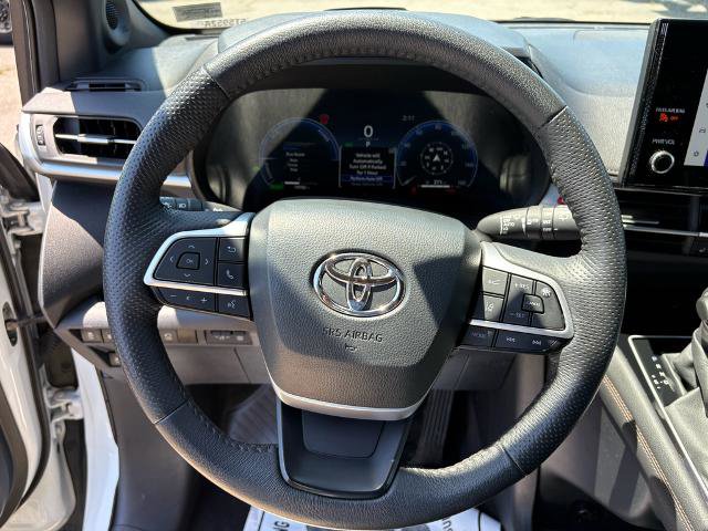 Used 2025 Toyota Sienna Platinum AWD/4WD image 16