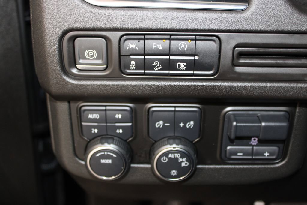 Used 2023 Chevrolet Suburban Z71 w/ Luxury Package image 46