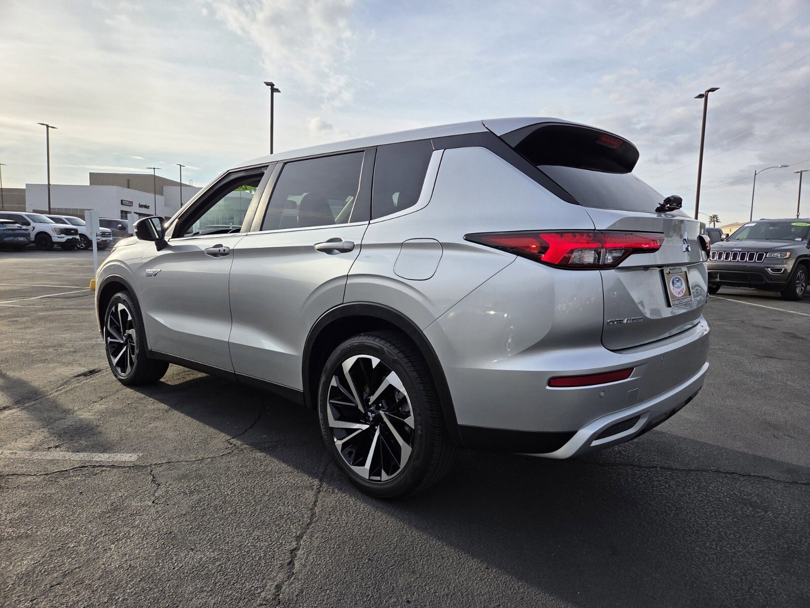 Used 2024 Mitsubishi Outlander 4WD Plug-In Hybrid image 3
