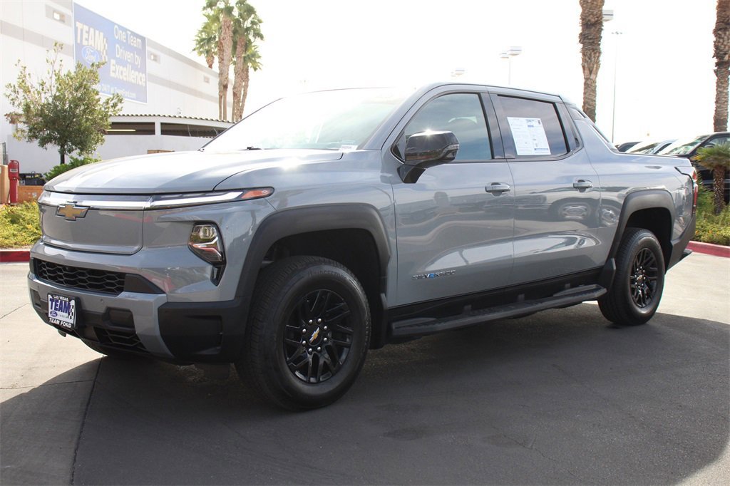 Used 2025 Chevrolet Silverado EV LT image 2