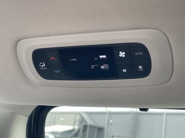 Used 2020 Chrysler Pacifica Touring-L FWD image 18